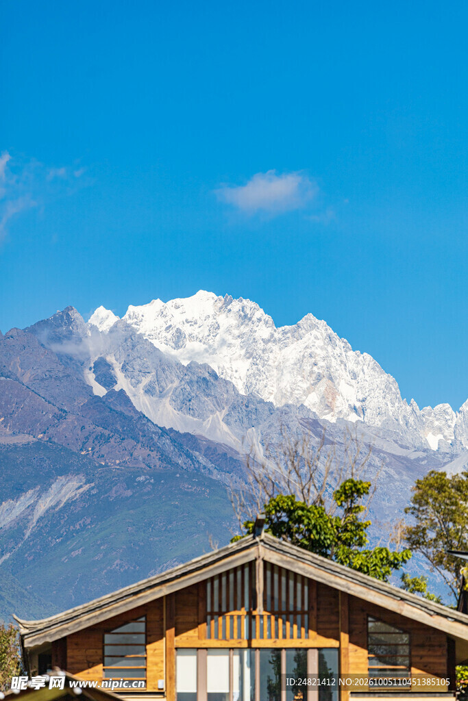 雪山下的木屋风光