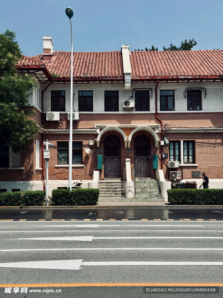 临街西式红砖老建筑