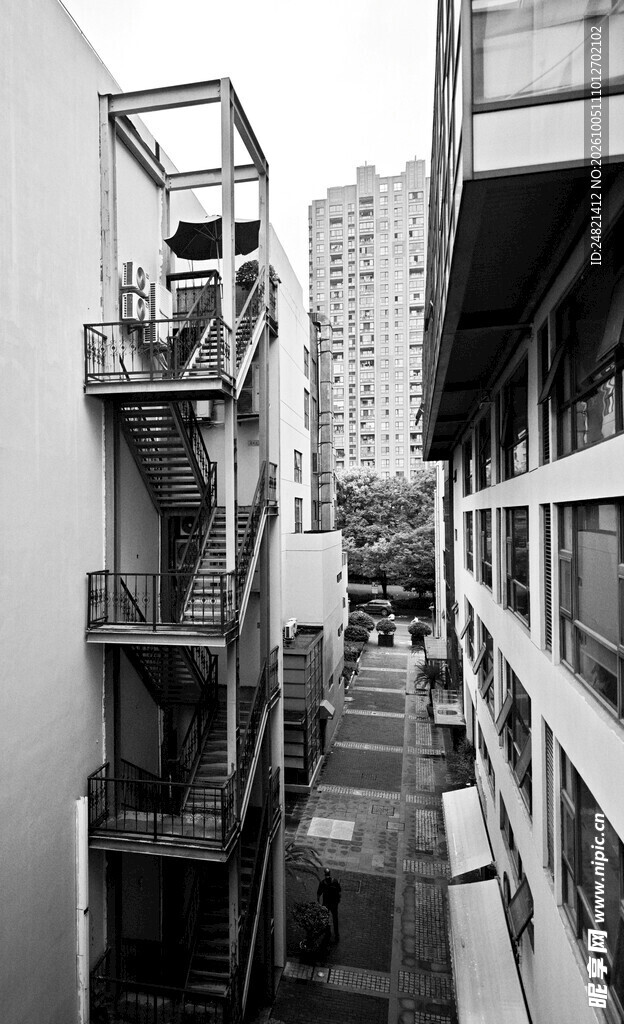 黑白老楼户外步梯