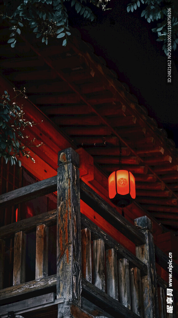 木屋红灯笼夜景