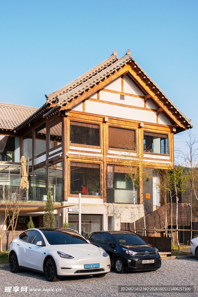 新中式双层木构建筑