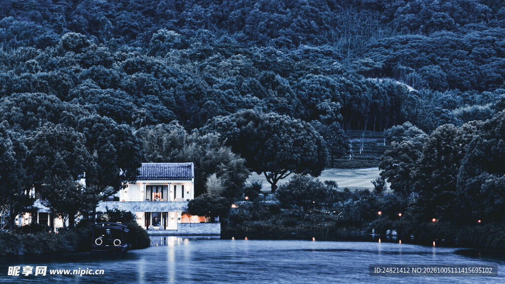 湖畔夜色民居小景