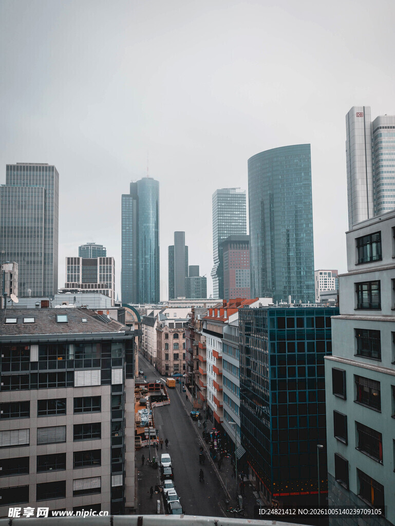 阴天都市高楼街景