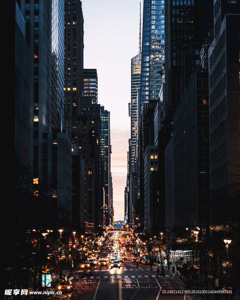 城市黄昏高楼街景