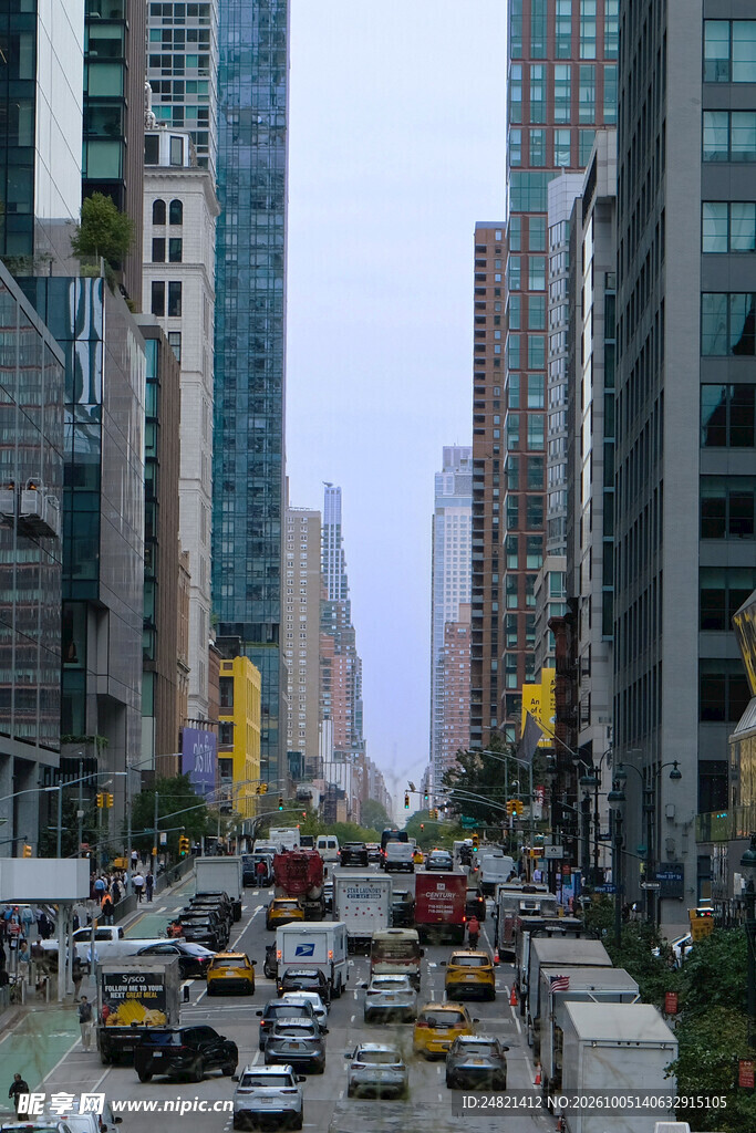 都市高楼间繁忙街景