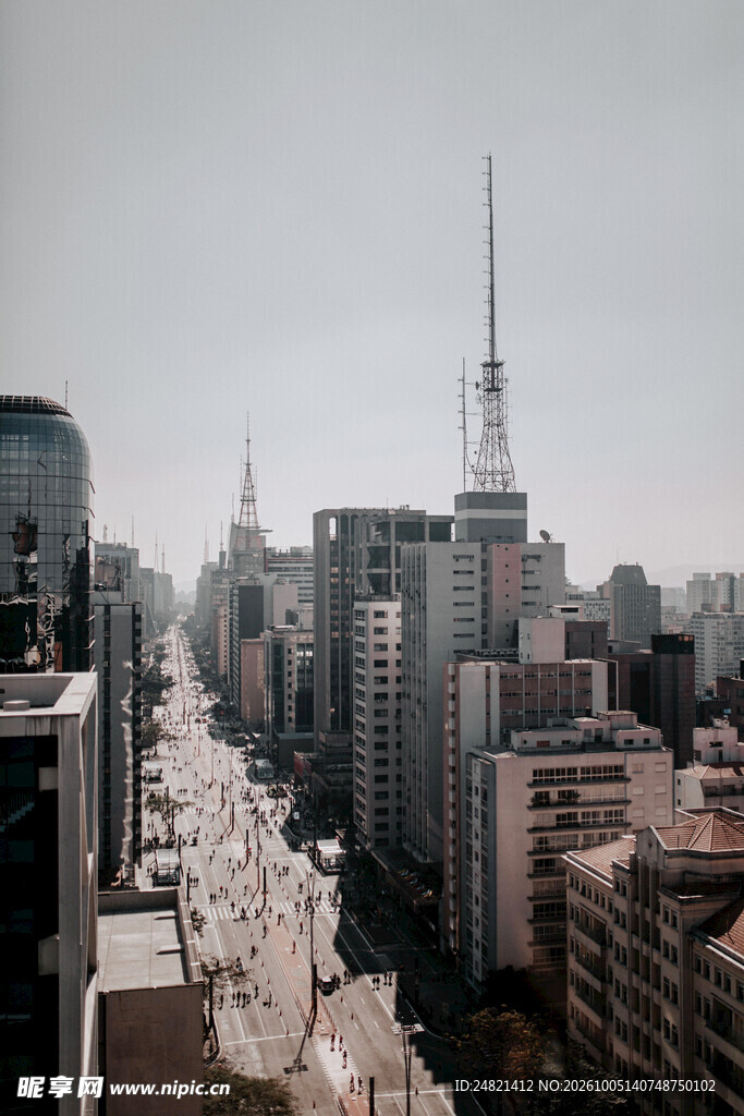 雾中城市高空景观