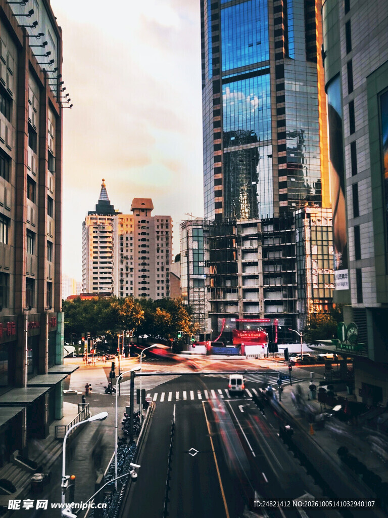 雨后城市黄昏街景