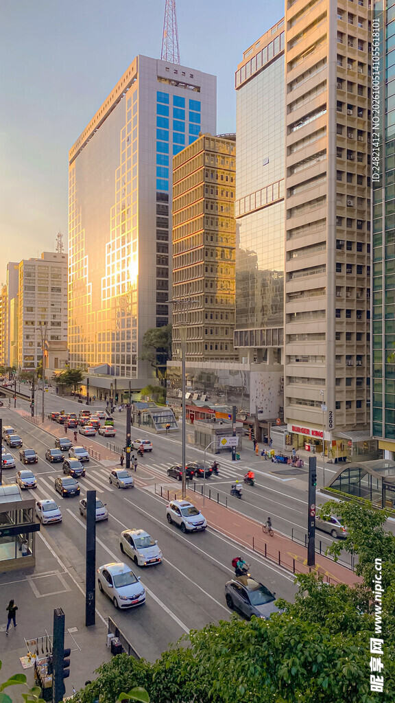 黄昏都市繁忙街景