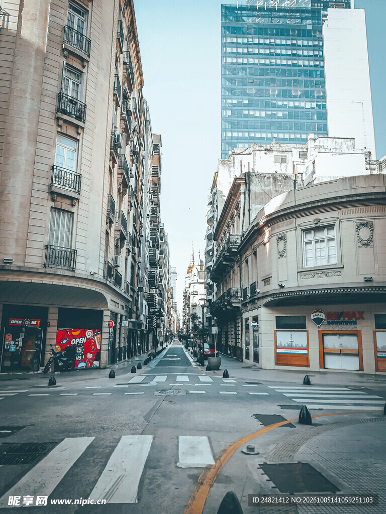 城市空旷街道街景
