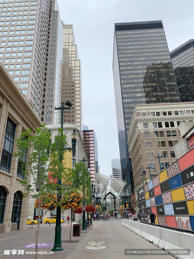城市中心商业街街景