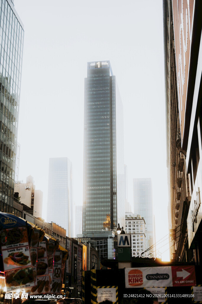雾中城市高楼街景