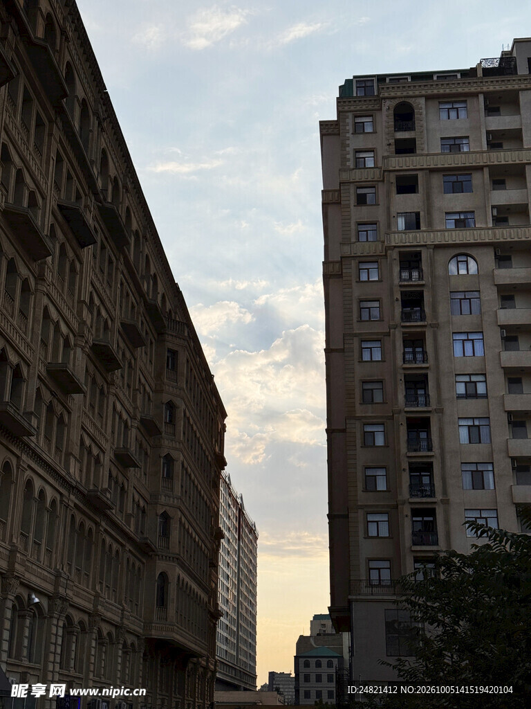 黄昏时分的城市楼宇