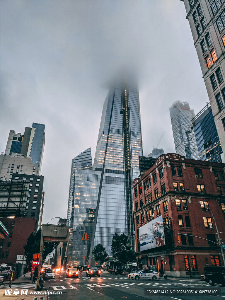 雾中城市摩天楼街景