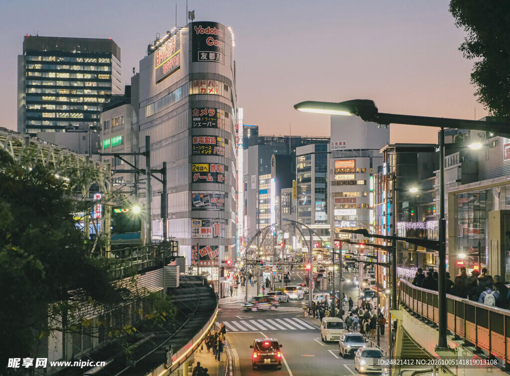 暮色下的都市街景