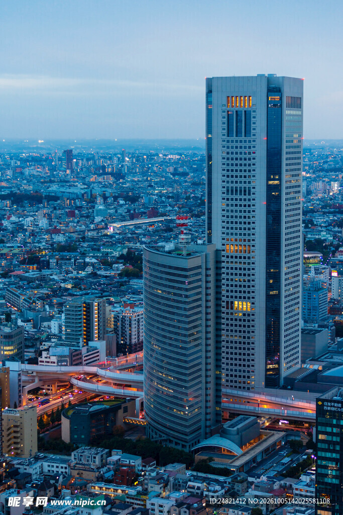 都市摩天大楼黄昏景观