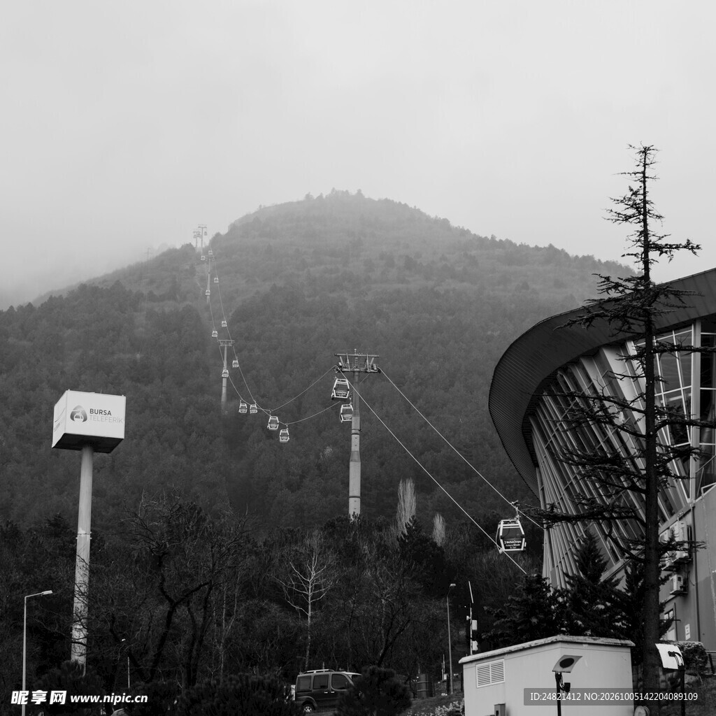 复古黑白山城街景
