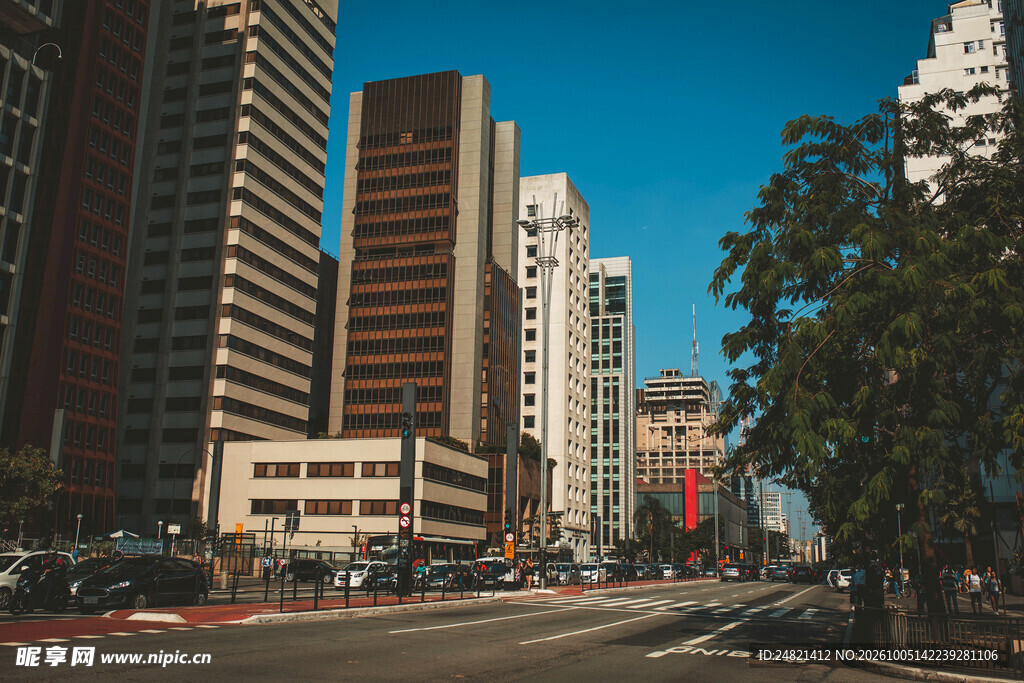城市中心高楼街景