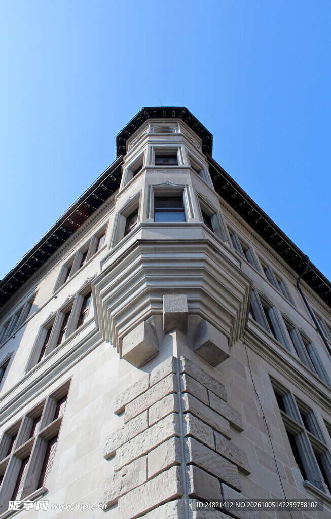 仰拍欧式转角建筑