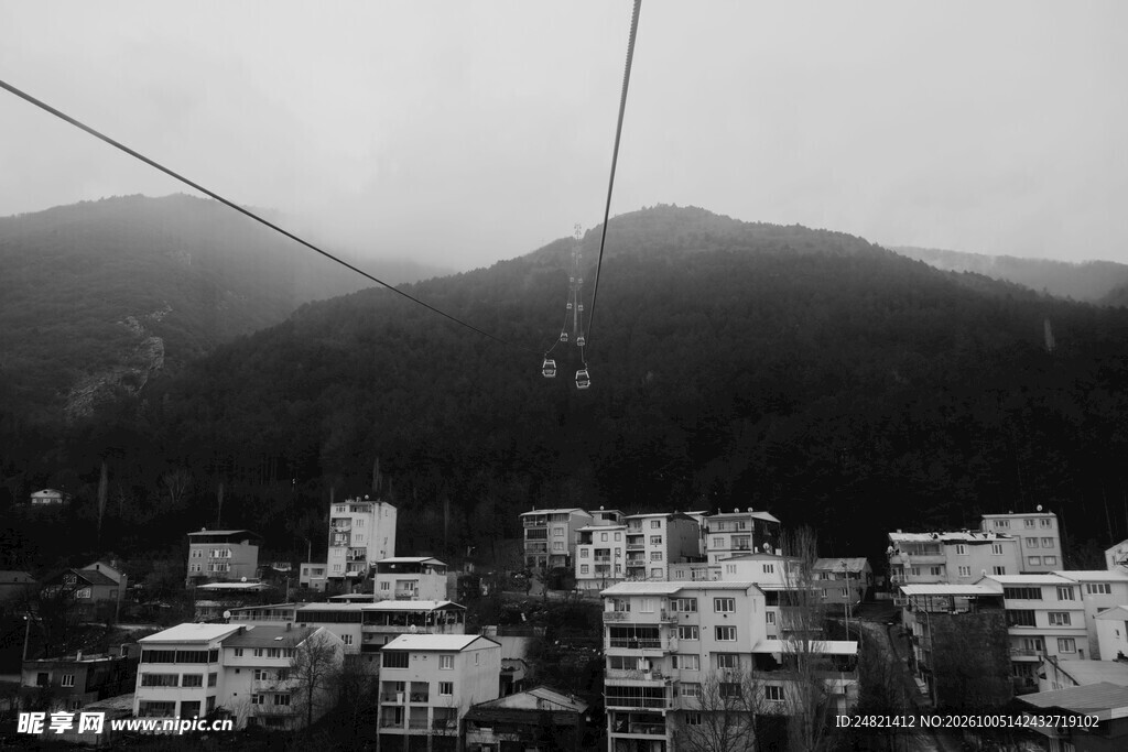 黑白山城远景