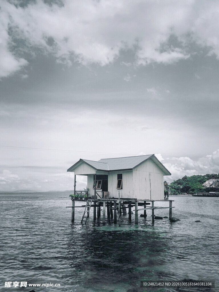 阴天海面水上小屋