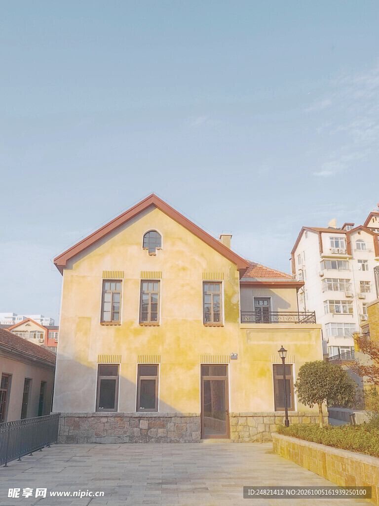 暖调复古老建筑街景
