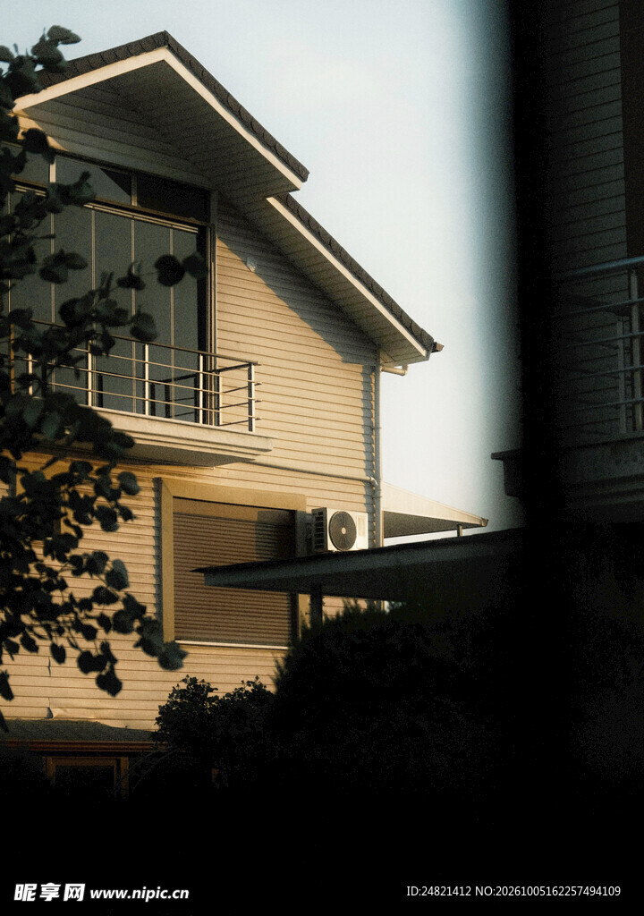 夕照下的双层小住宅