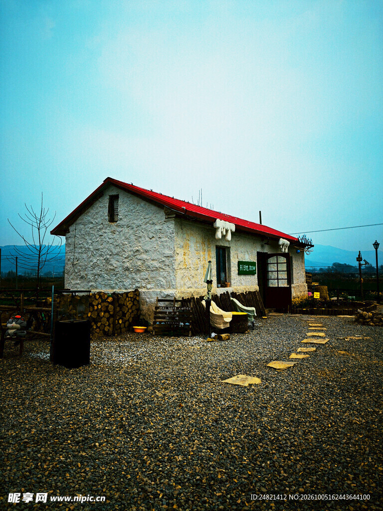 郊野红顶小屋