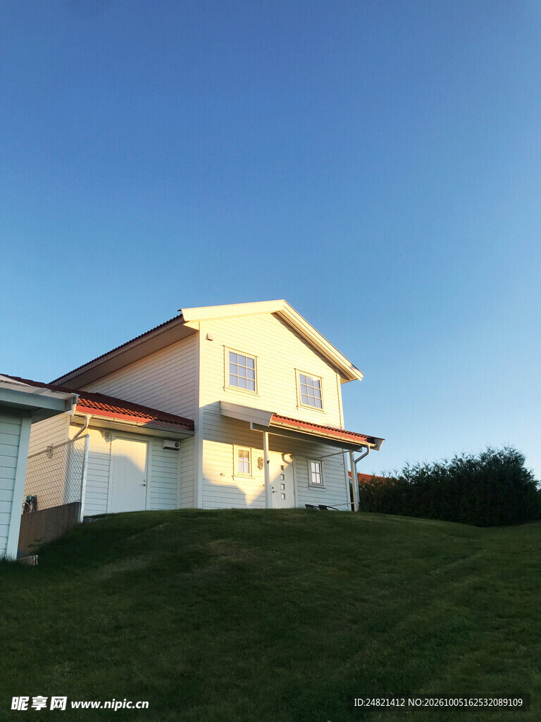 晴空下的郊野独栋住宅