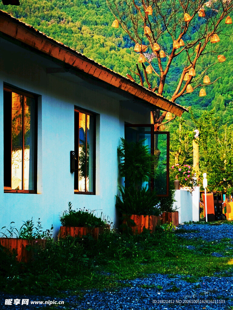乡野小屋傍晚暖光景致
