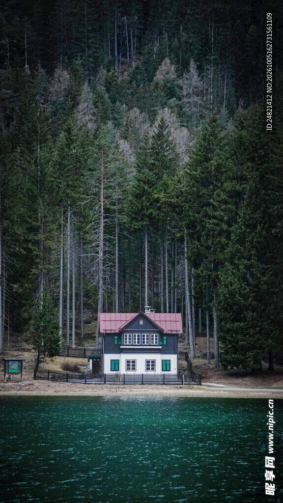 森林湖畔小屋