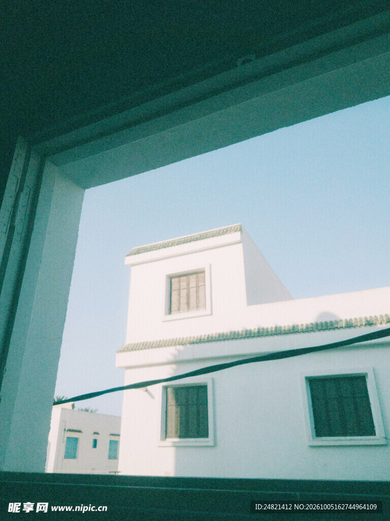 窗景外的简约白色建筑