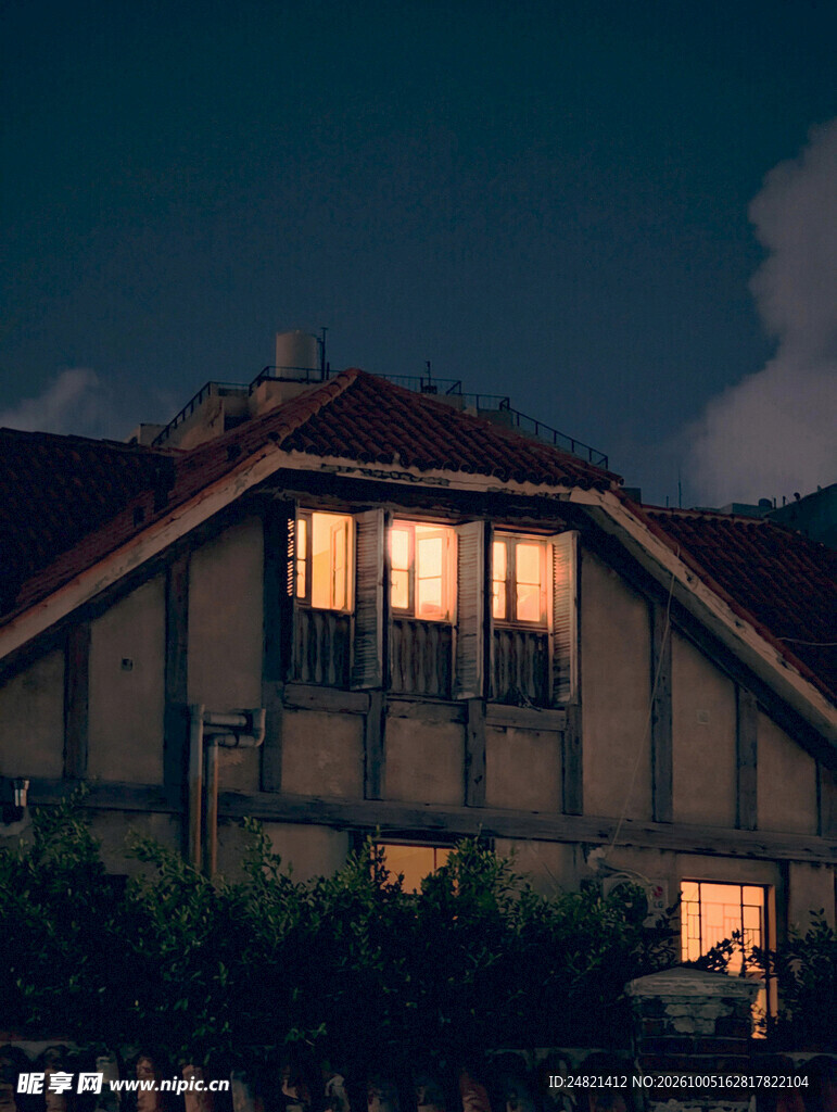 暮色中亮灯的小屋
