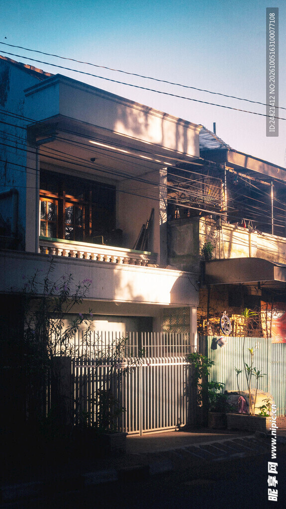 黄昏临街商铺建筑