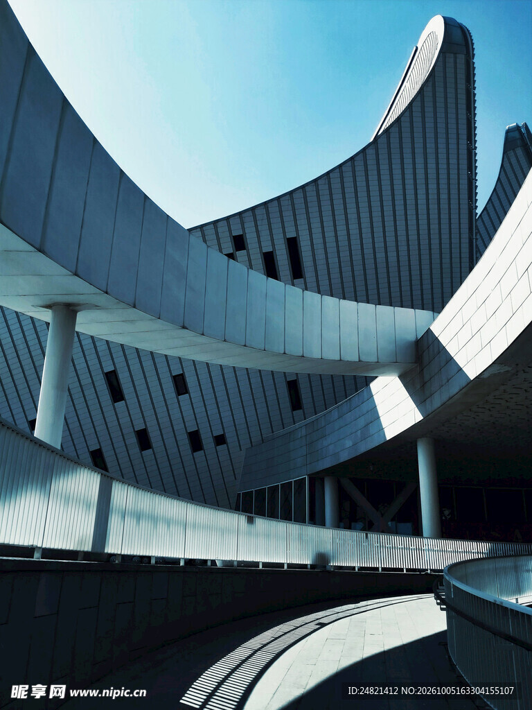 现代流线型建筑外观