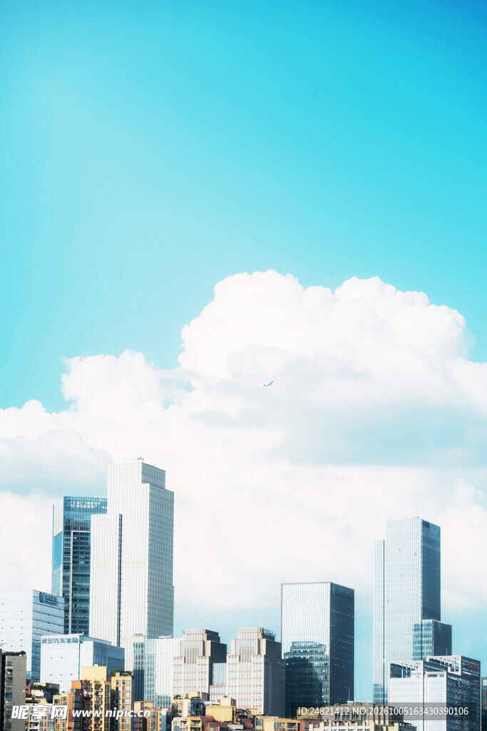 晴空下的都市建筑群