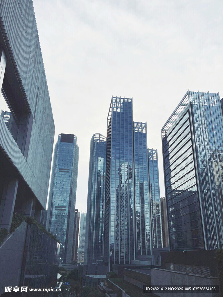 仰拍城市CBD高楼群