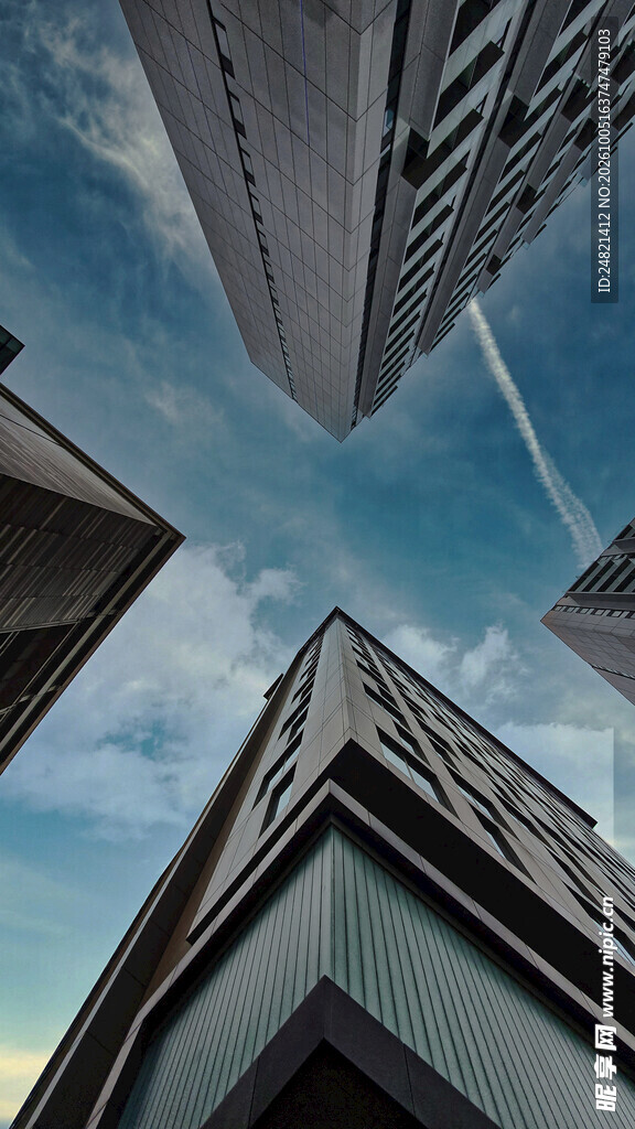 仰拍城市摩天建筑群