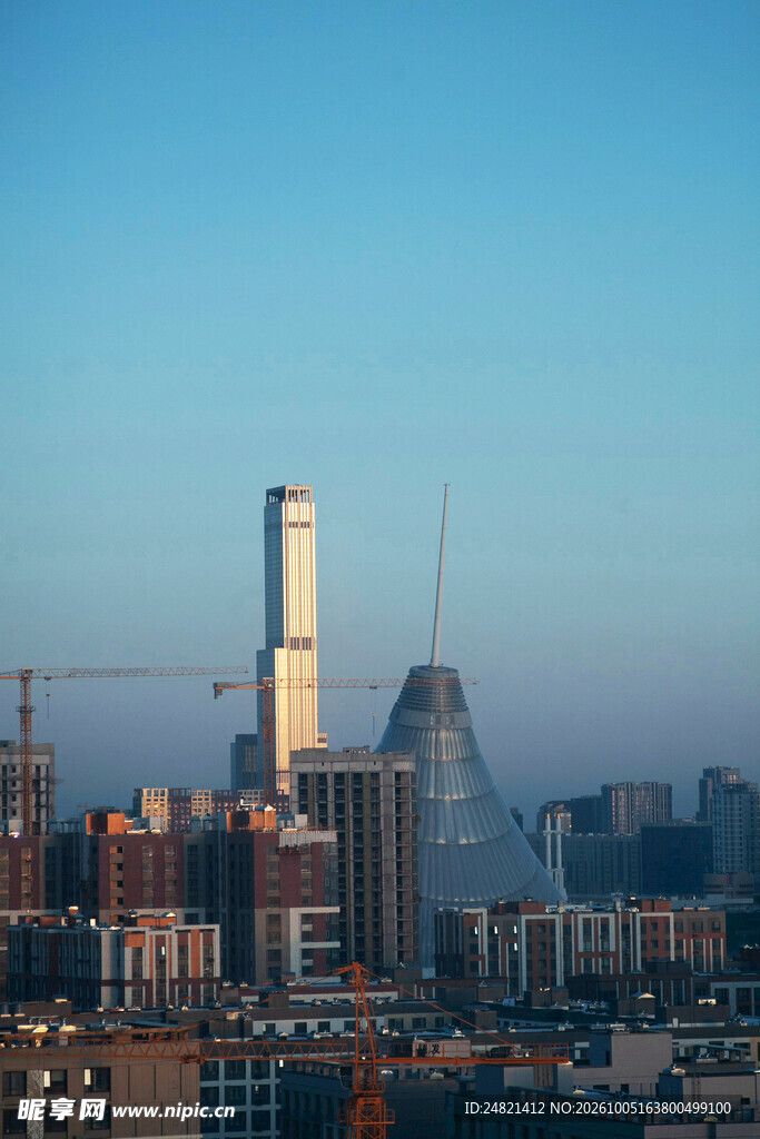城市晨光高楼远景