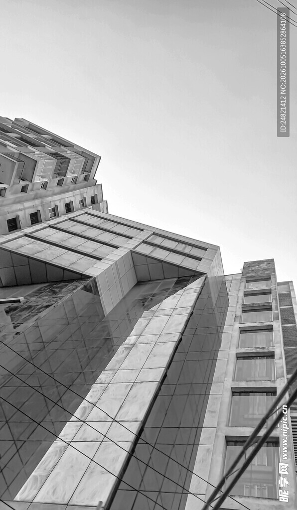 黑白仰拍现代建筑