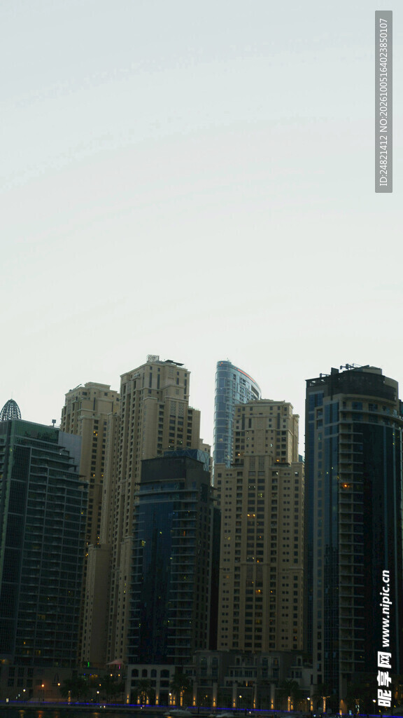 阴天城市高楼建筑群