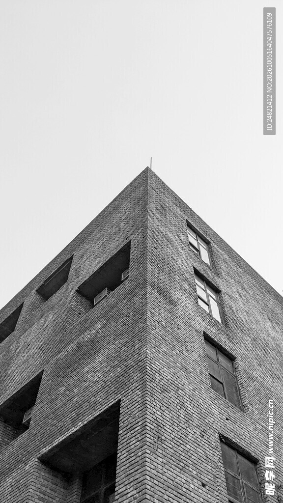 黑白建筑尖角仰拍