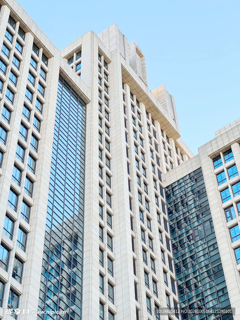 仰拍城市高层商务办公楼