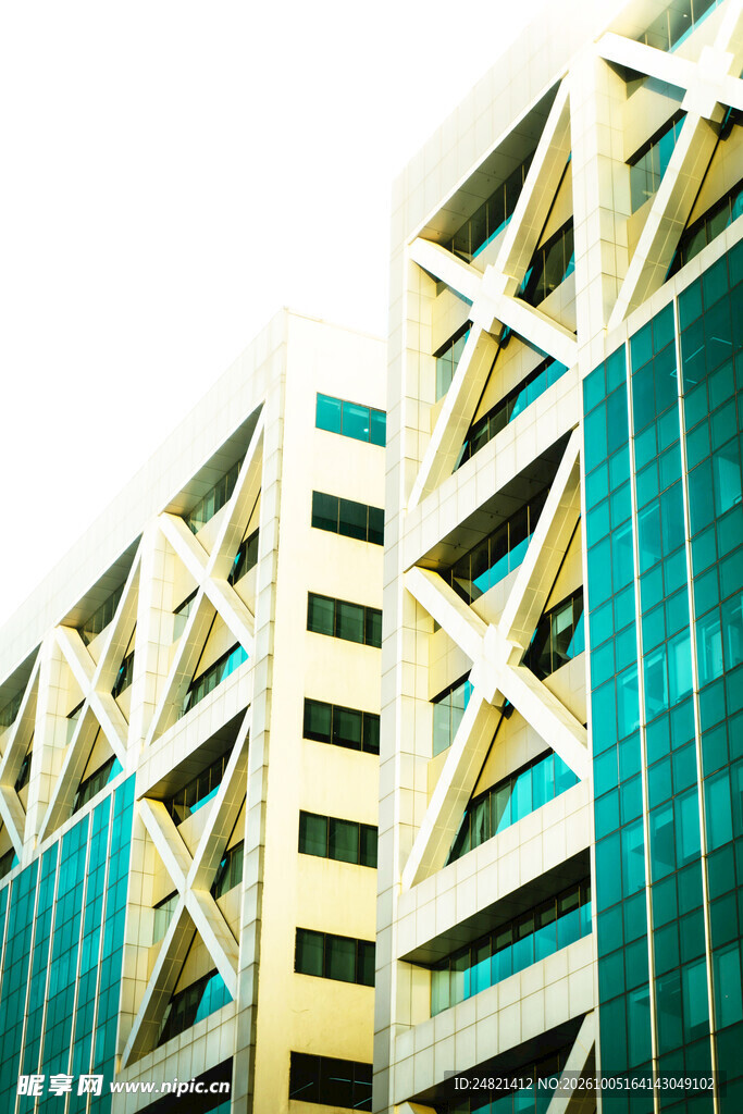 现代商务建筑仰拍