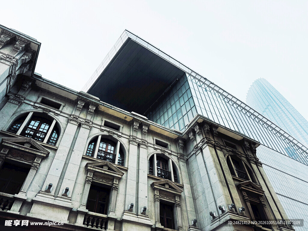城市新旧建筑仰拍