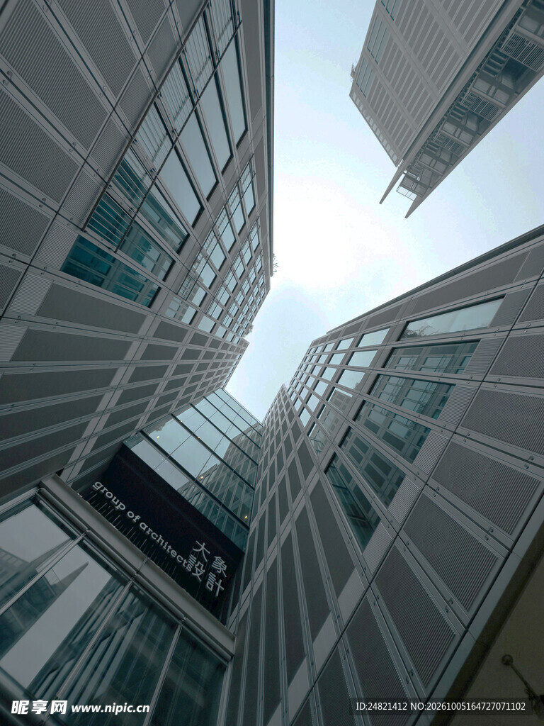 仰拍现代摩天大楼