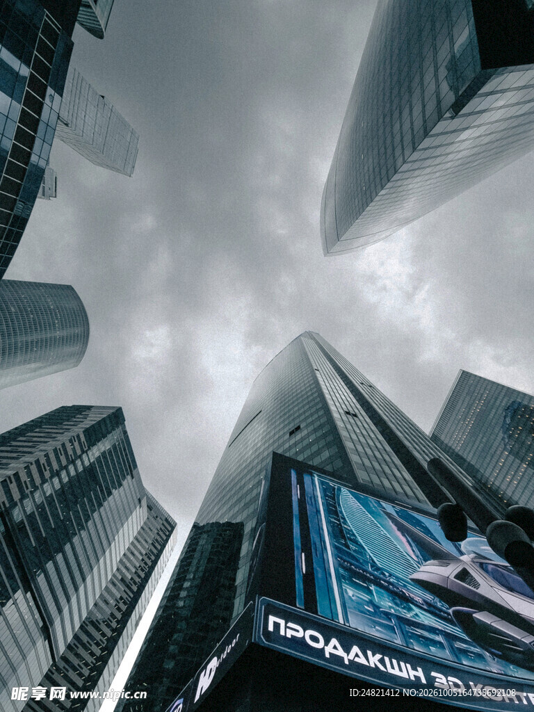仰拍城市摩天建筑群