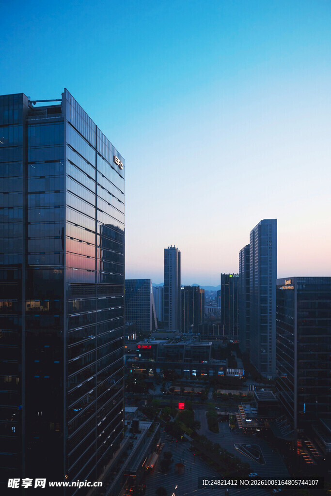 黄昏都市高楼景观
