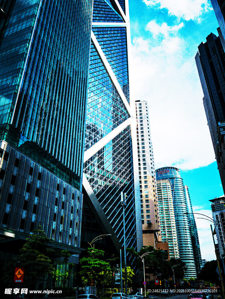 城市摩天大楼仰拍景观