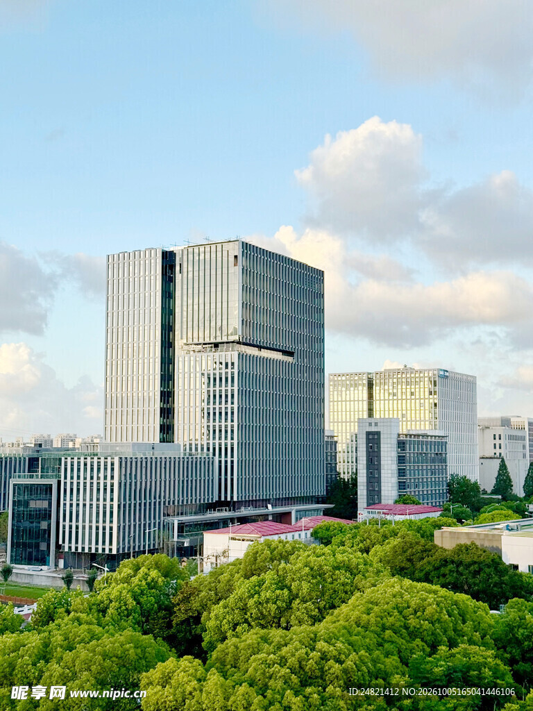 现代城市高层办公楼外景