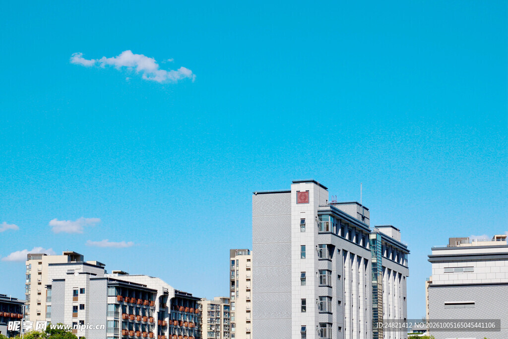 晴空下的城市住宅建筑群